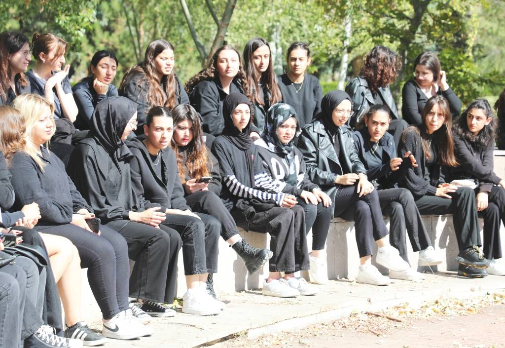 AFSÜ Öğrencileri, Şiddet Mağduru Kadınlara Destek İçin Siyah Giyindi