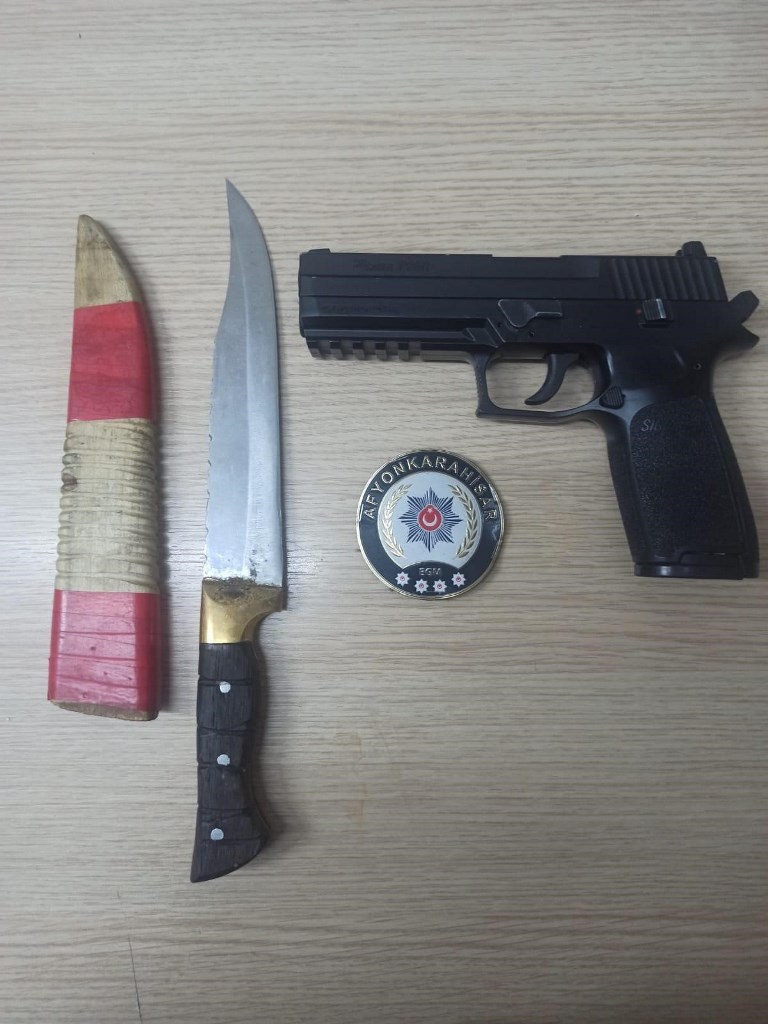 ARANAN ŞAHISLAR TABANCA VE BIÇAKLA YAKALANDI