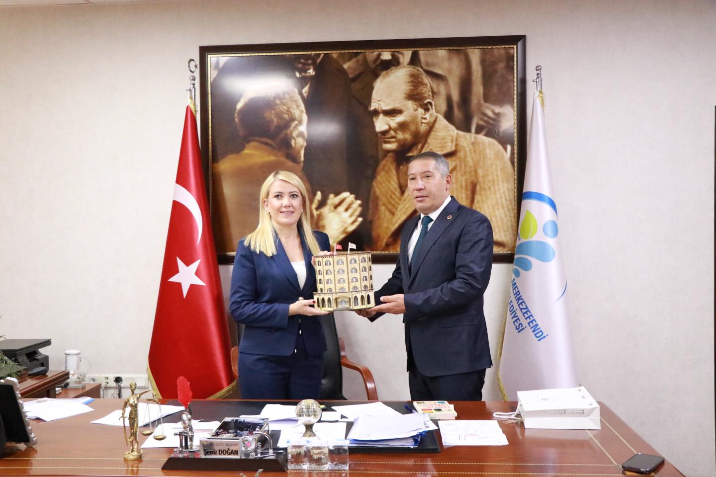 Başkan Topçu, Başkan Doğan’a Dinar’ın Simgesi Şucıkan Maketini Hediye Etti