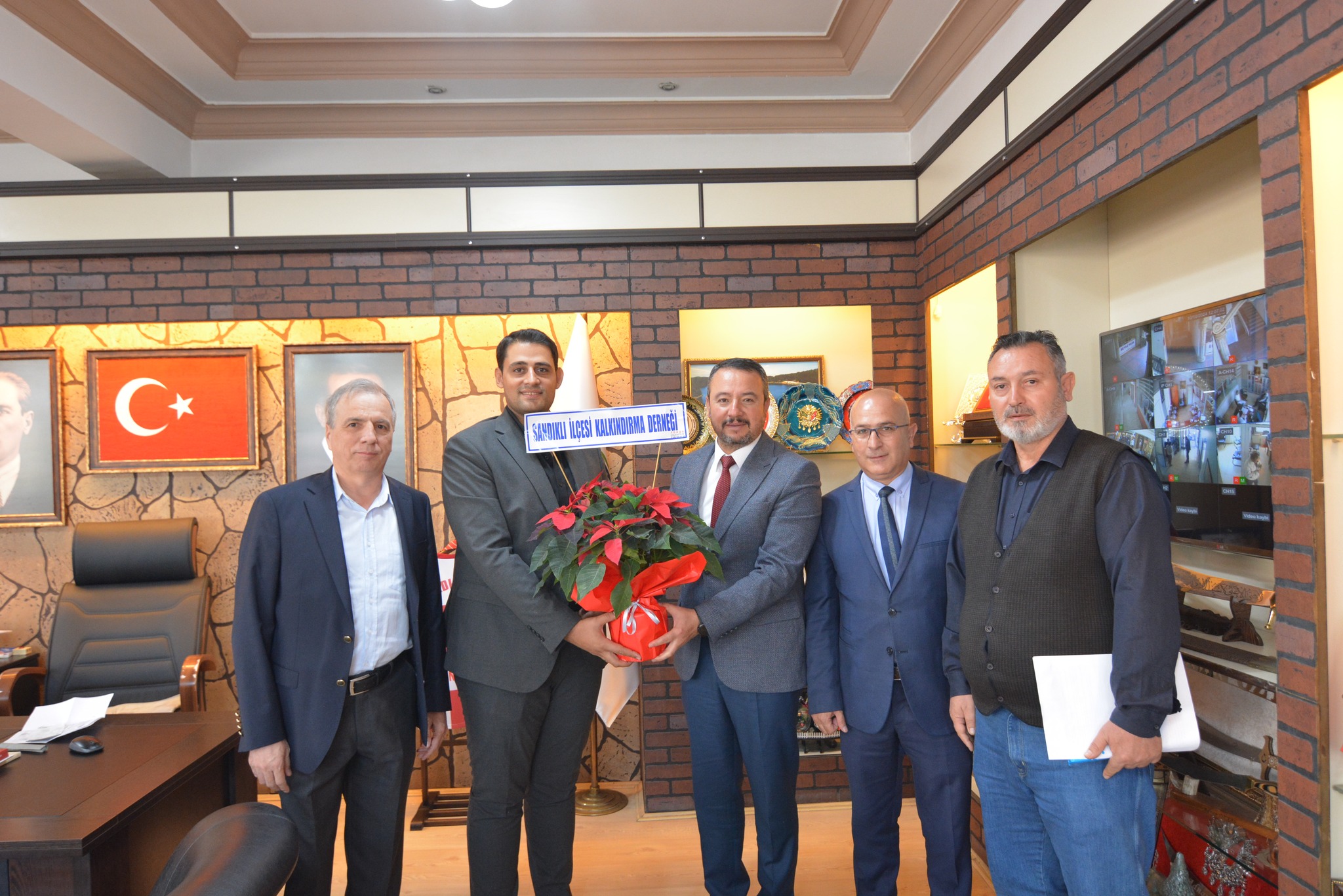 BAŞKAN ÖZTAŞ KONUKLARINI MAKAMINDA AĞIRLADI