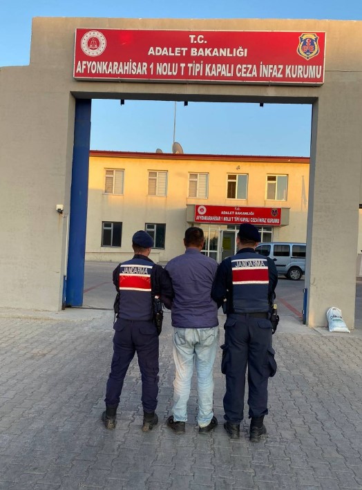 DEVRİYE GEZEN JANDARMA EKİPLERİ ARANAN ŞAHSI YAKALADI