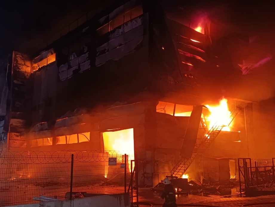 Tekirdağ'da korkutan yangın!  Fabrikadan gelen patlama sesleri paniğe neden oldu