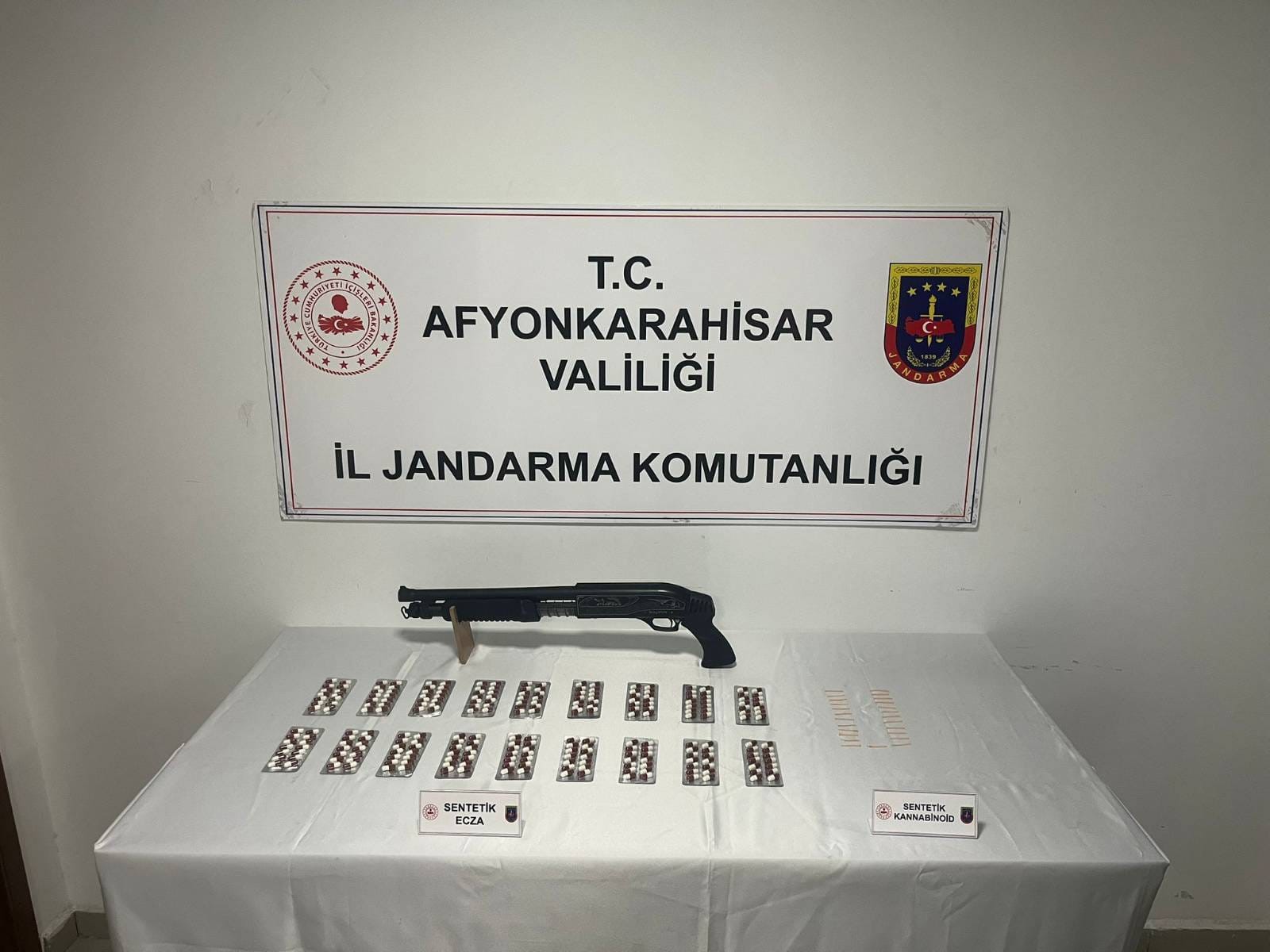 AFYON'DA İKİ KARDEŞ EVLERİNDE UYUŞTURUCU İLE YAKALANDI