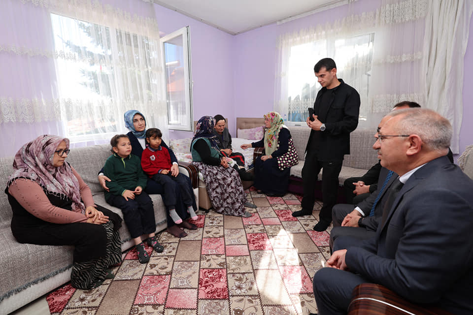 Vali Yiğitbaşı'ndan Dünya Kız Çocukları Günü'nde Anlamlı Ziyaret