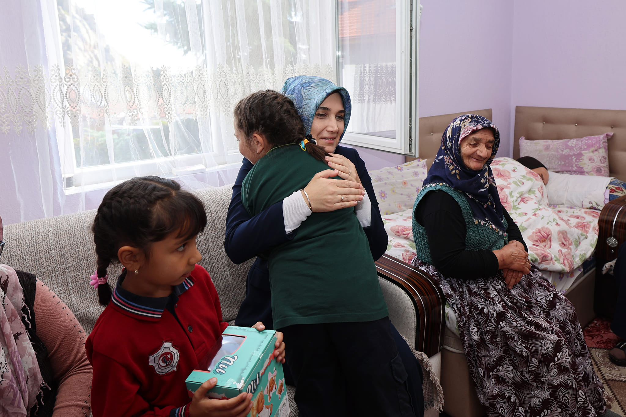 Vali Yiğitbaşı'ndan Dünya Kız Çocukları Günü'nde Anlamlı Ziyaret