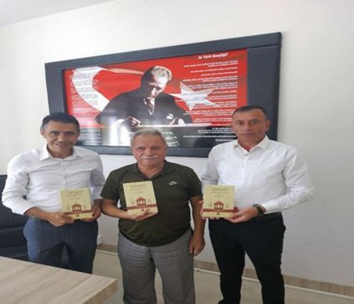 BELEDİYE BAŞKANI ALTINTAŞ ''ŞAHANOĞLU VE TURABİ'' KİTABINI HEDİYE ETTİ