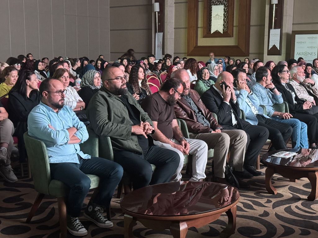 "GÖNÜL DAĞI" OYUNCULARI AFYON'DA İZLEYİCİLERLE BULUŞTU
