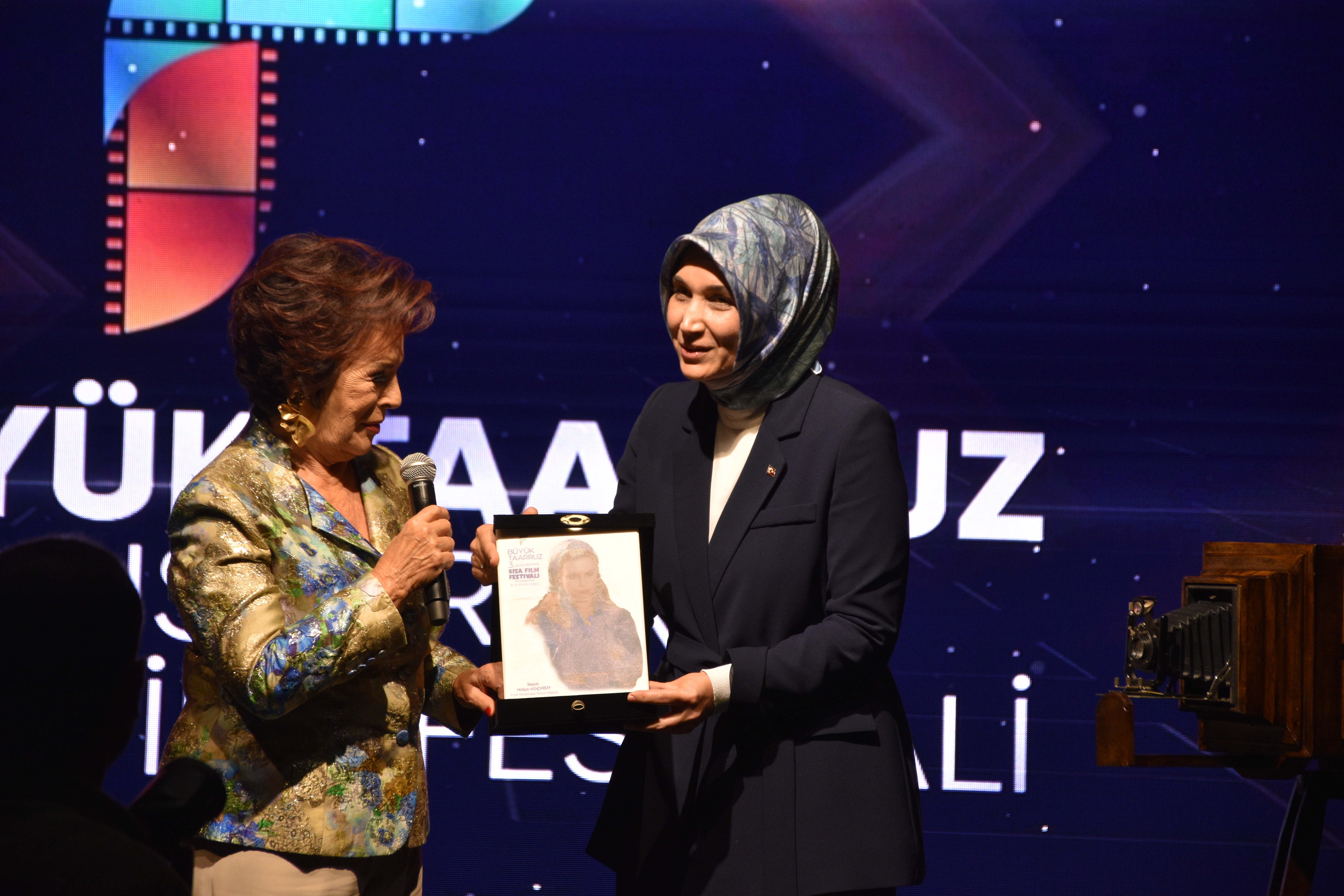 Vali Yiğitbaşı, Usta Oyuncu Hülya Koçyiğit'e “Türk Sineması Onur Ödülü"nü Taktim Etti!