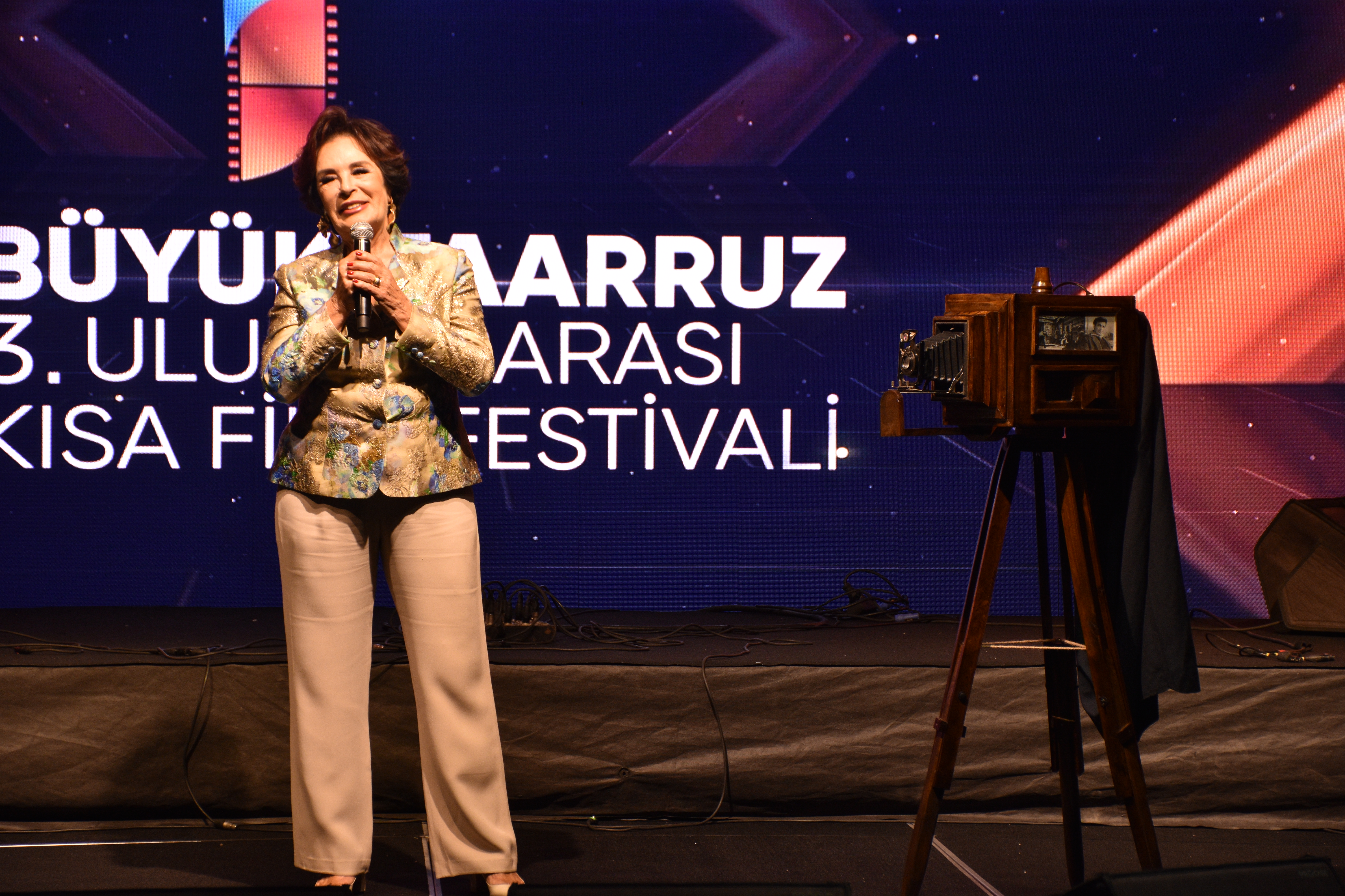 Vali Yiğitbaşı, Usta Oyuncu Hülya Koçyiğit'e “Türk Sineması Onur Ödülü"nü Taktim Etti!