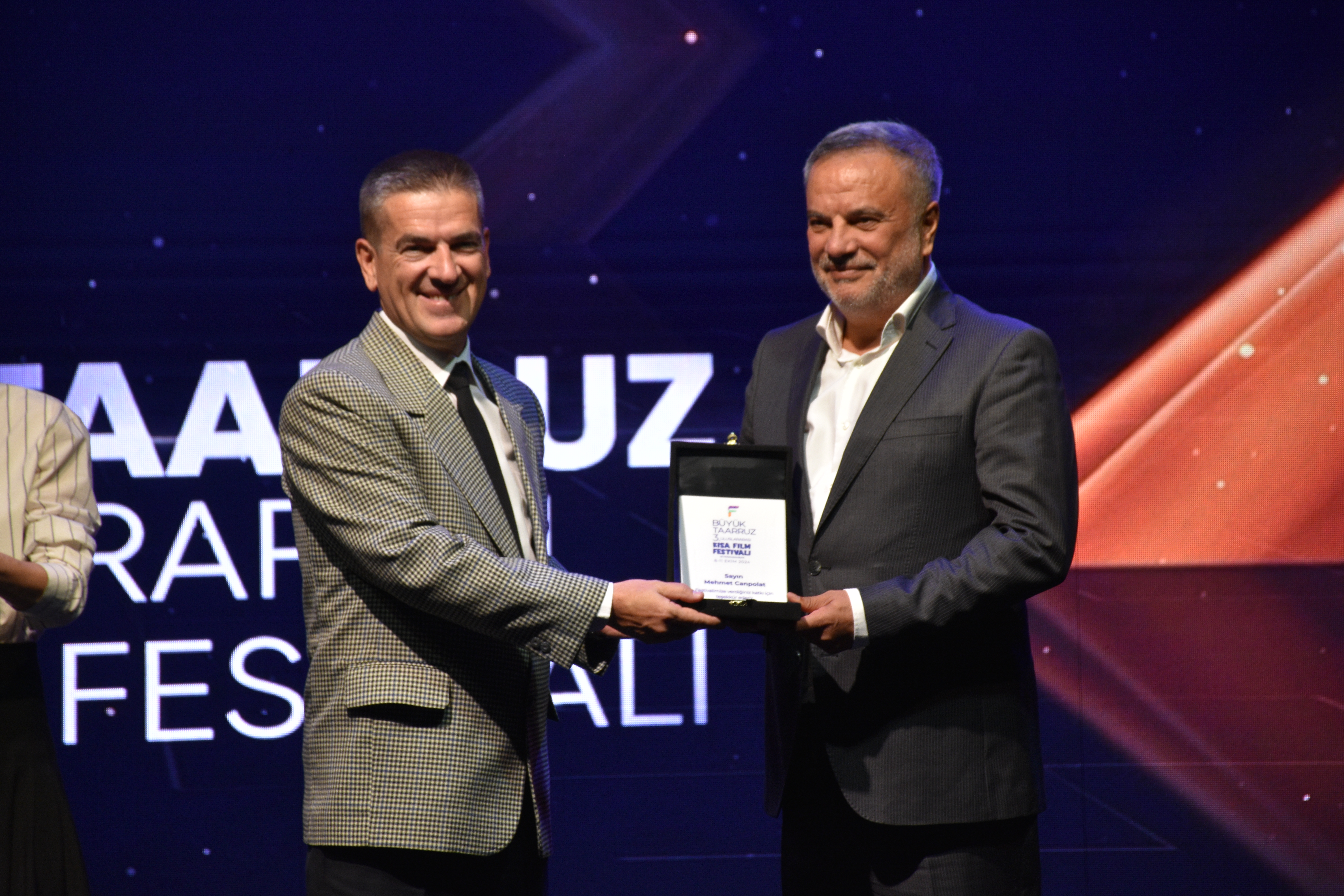 Vali Yiğitbaşı, Usta Oyuncu Hülya Koçyiğit'e “Türk Sineması Onur Ödülü"nü Taktim Etti!