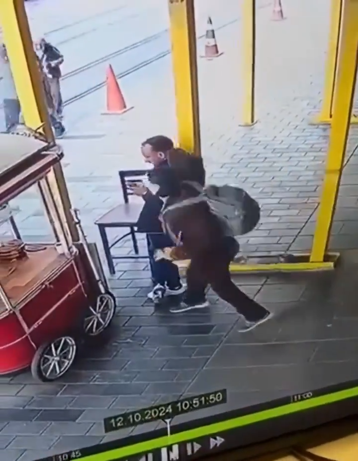 Beyoğlu'nda Polis Memuruna Arkadan Bıçaklı Saldırı!