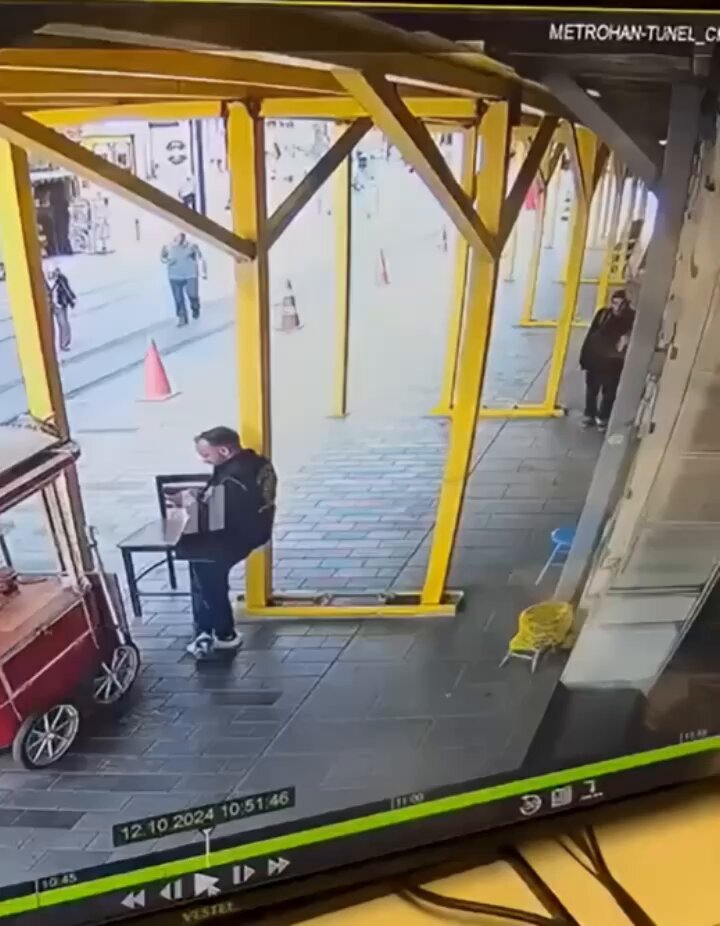 Beyoğlu'nda Polis Memuruna Arkadan Bıçaklı Saldırı!
