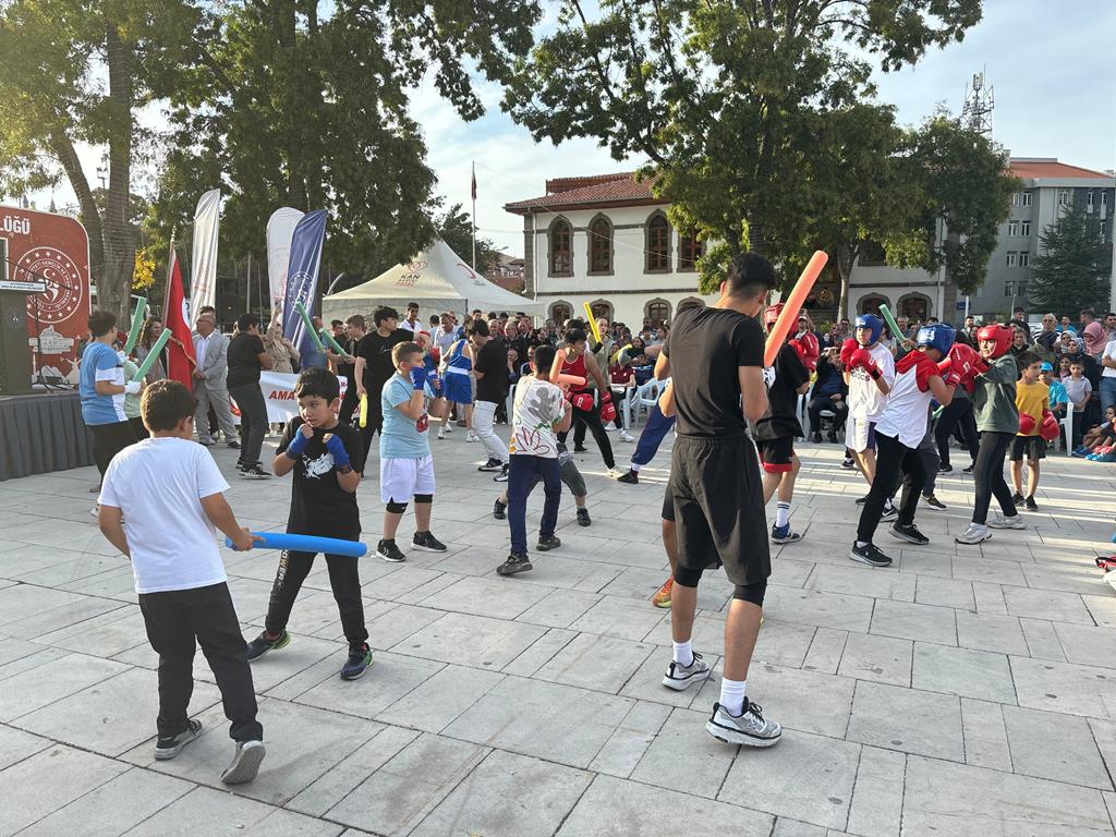 AFYONKARAHİSAR'DA AMATÖR SPOR HAFTASI COŞKUSU