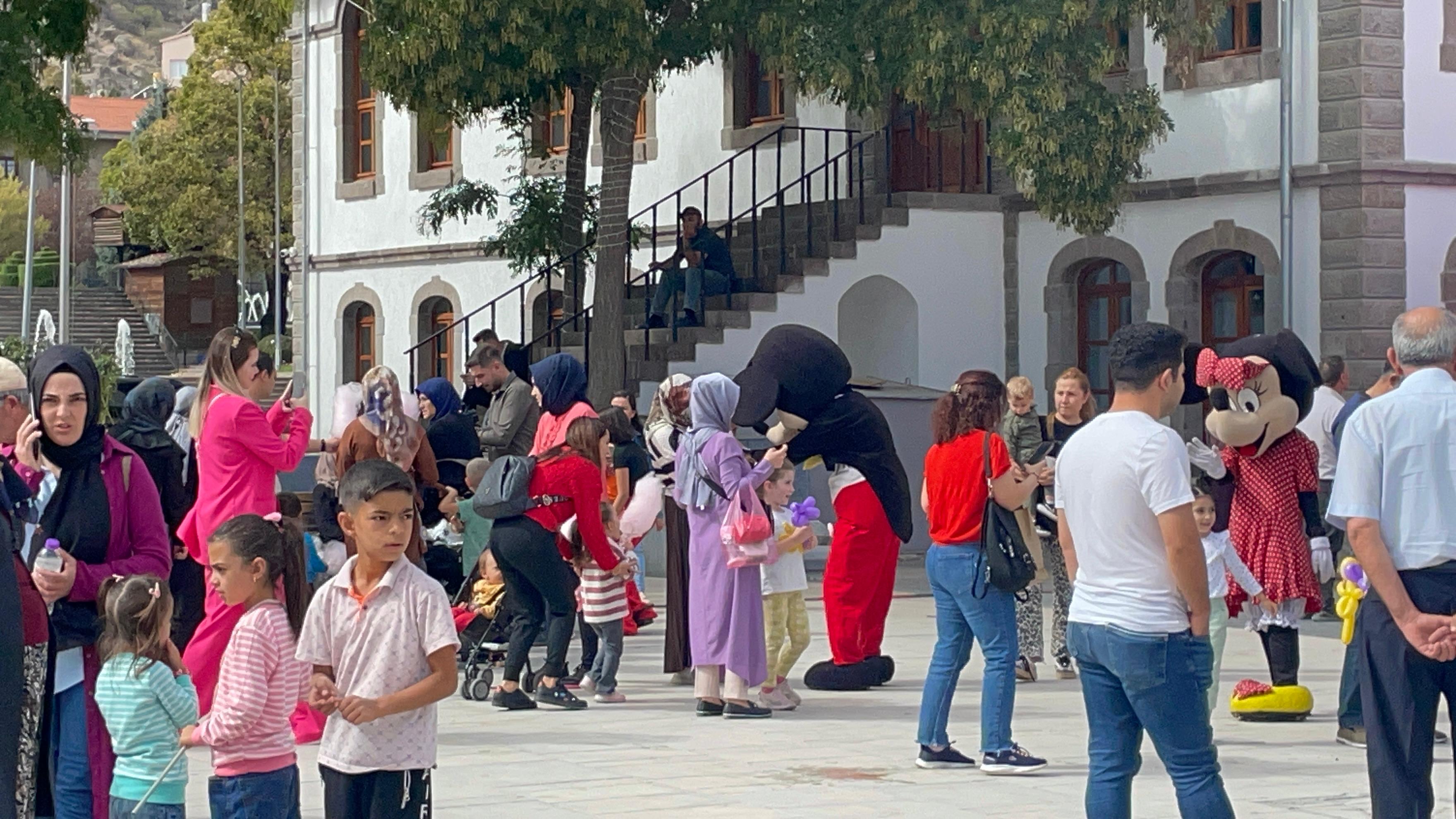 Dünya Kız Çocukları Günü Coşkuyla Kutlandı: 'Güçlü Kızlar, Güçlü Yarınlar' Etkinliği Zafer Meydanı'nda Gerçekleşti