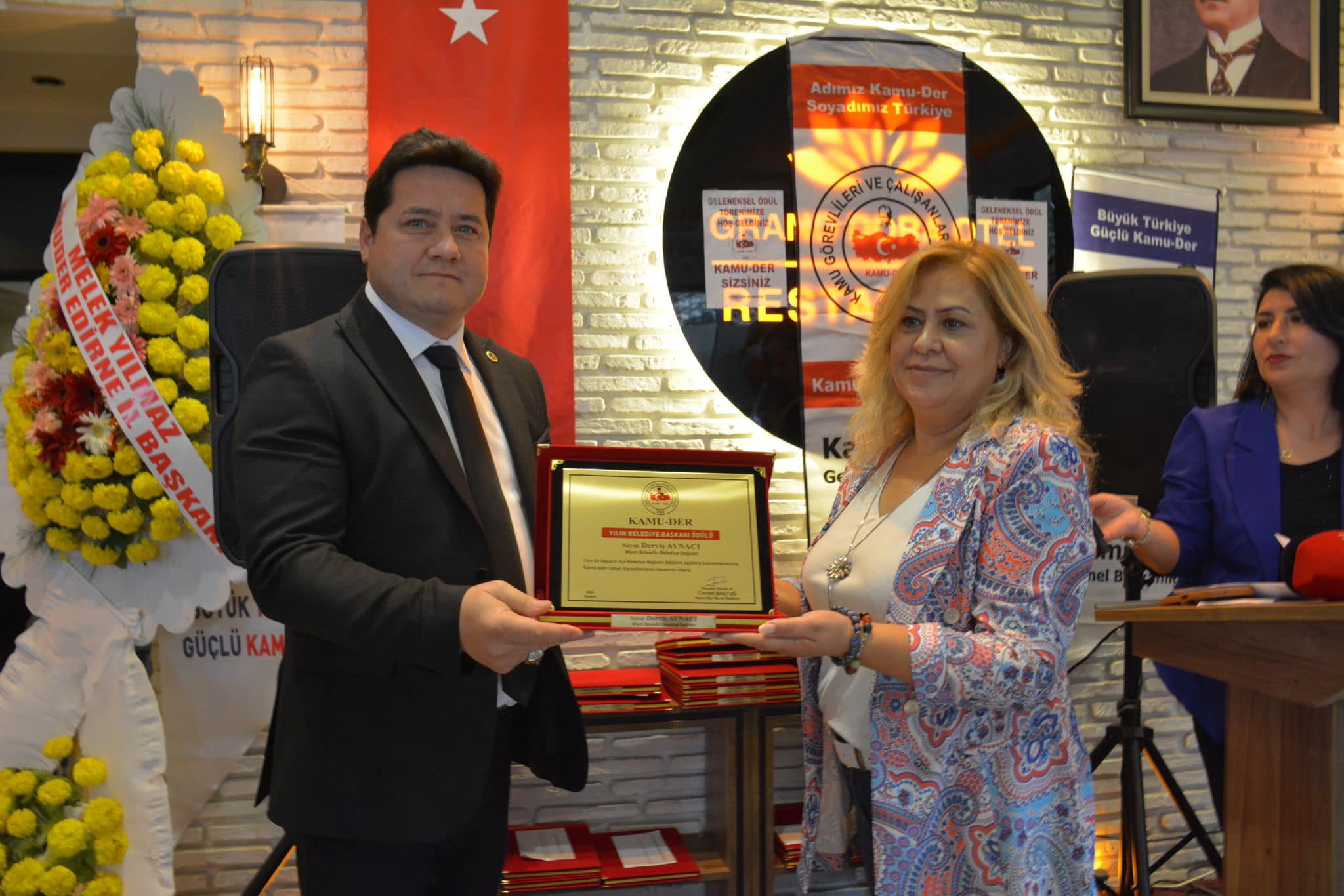 Başkan Aynacı, "Yılın En Başarılı İlçe Belediye Başkanı" Ödülünü Aldı