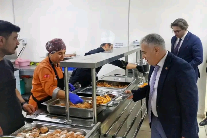 KAYMAKAM DURU,  ORTAOKUL ÖĞRENCİLERİYLE BİR ARAYA GELDİ