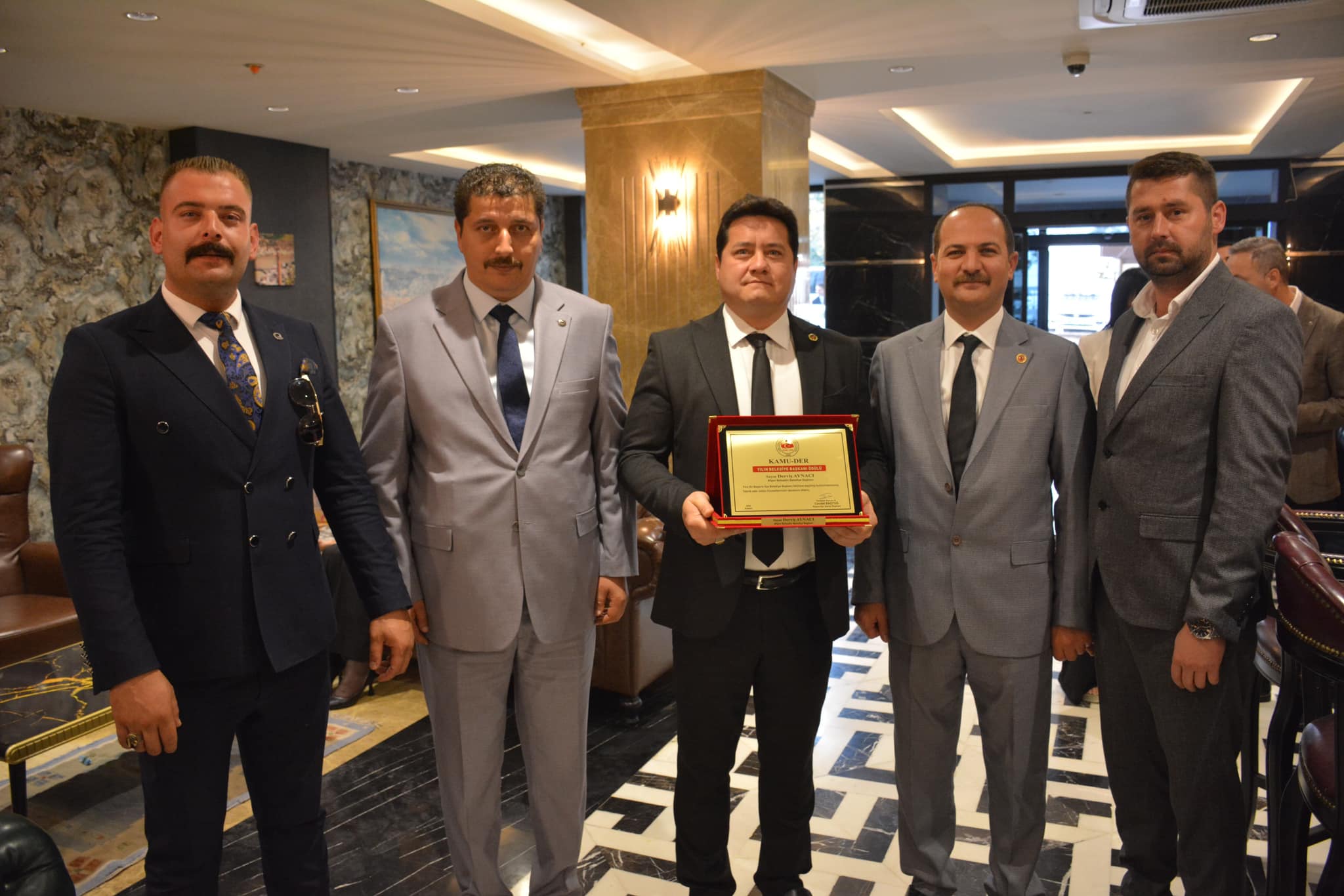 Başkan Aynacı'ya “Yılın En Başarılı İlçe Belediye Başkanı” Ödülü