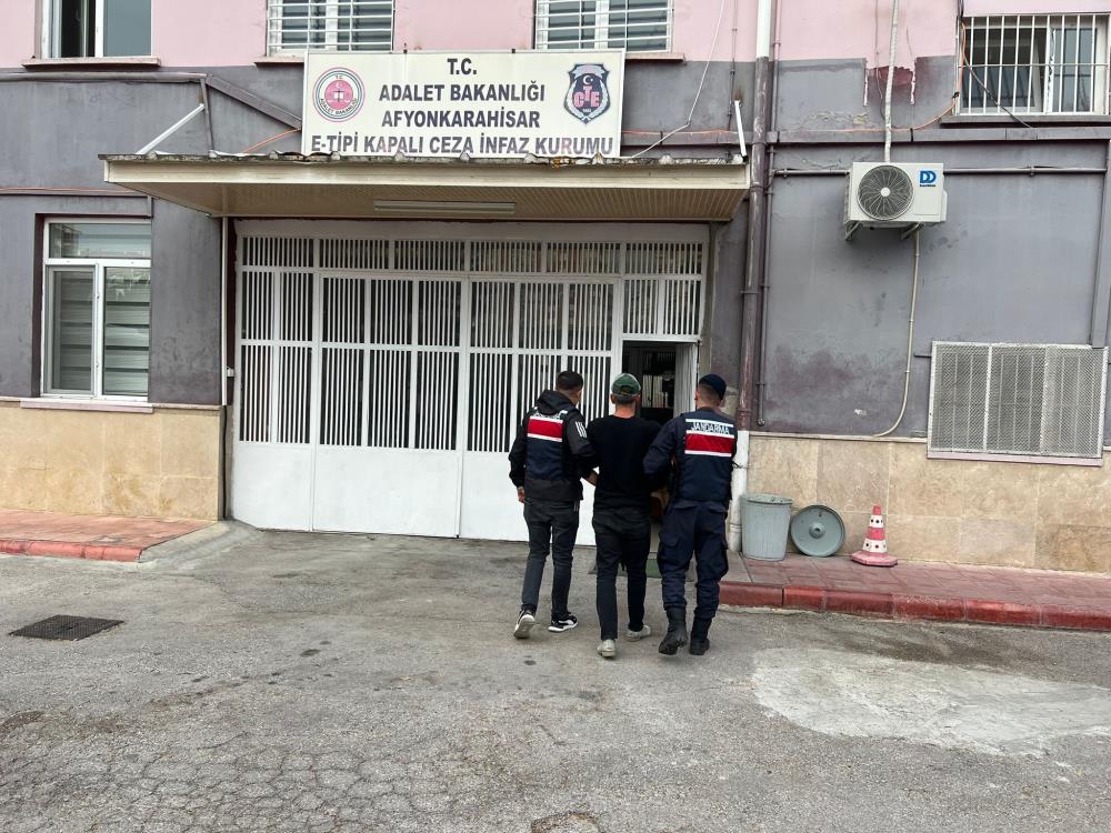 9 yıl 6 ay hapis cezası ile aranıyordu: Kaçak şahıs Afyonkarahisar’da yakalandı
