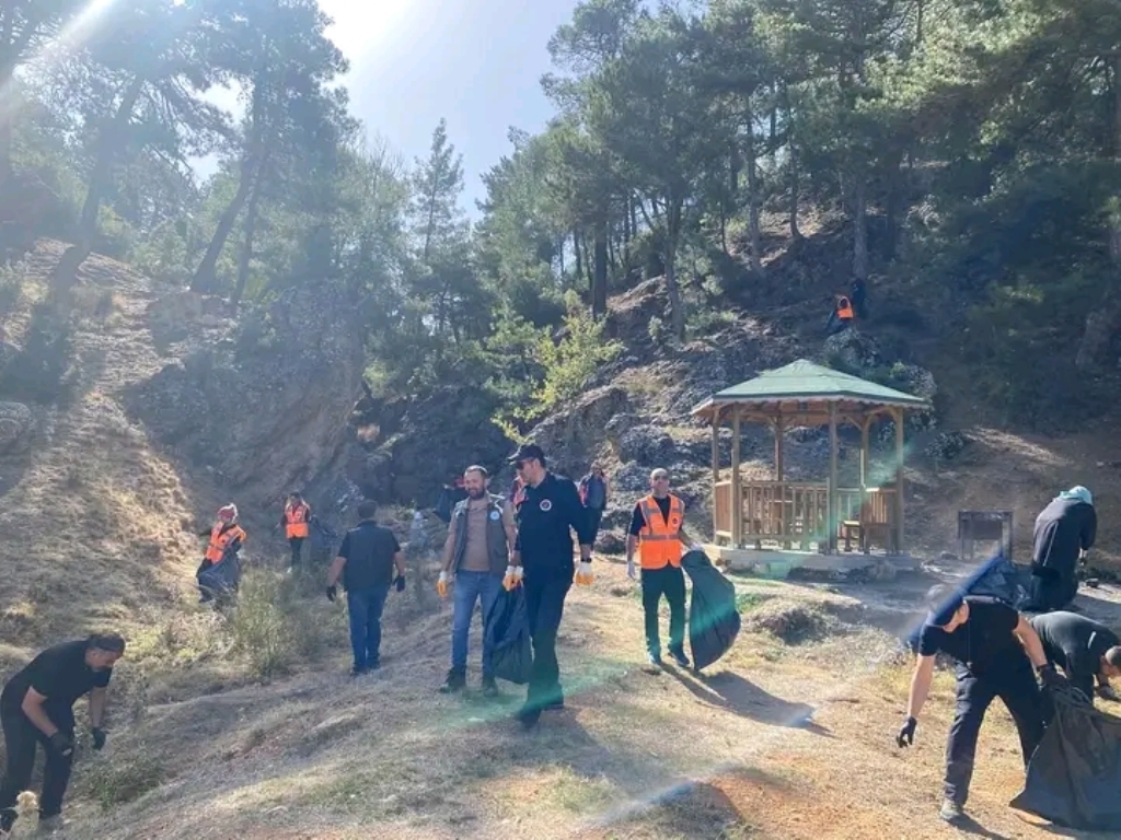 PINARLI TABİAT PARKINDA ÇEVRE TEMİZLİĞİ ETKİNLİĞİ DÜZENLENDİ