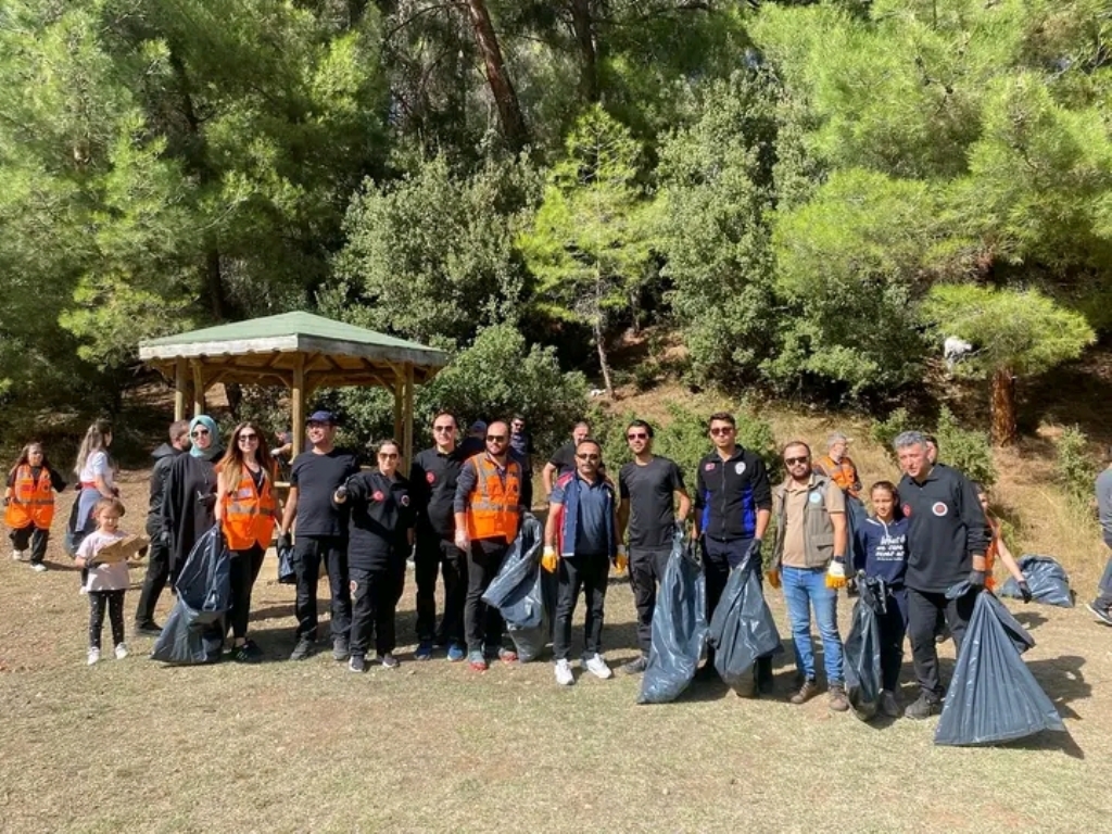 PINARLI TABİAT PARKINDA ÇEVRE TEMİZLİĞİ ETKİNLİĞİ DÜZENLENDİ