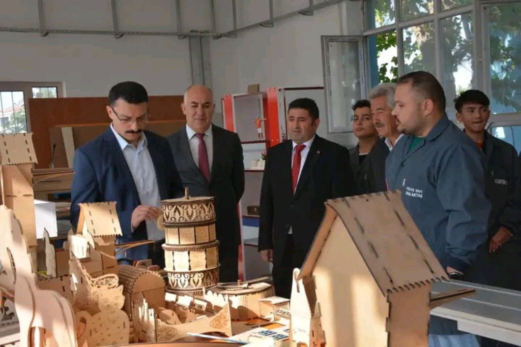 KAYMAKAM AKGÜL'DEN LİSE ÖĞRENCİLERİNE ZİYARET