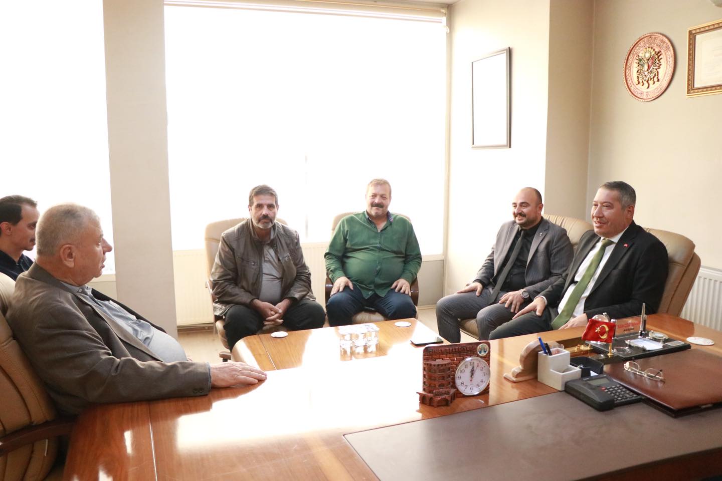 BAŞKAN TOPÇU MEVLÜT ÖZÇINAR’I ZİYARET ETTİ