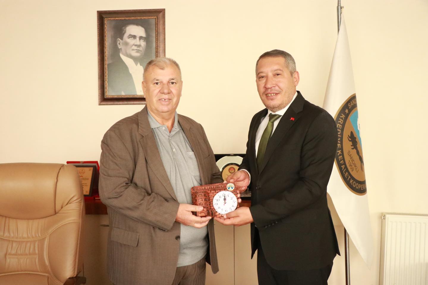 BAŞKAN TOPÇU MEVLÜT ÖZÇINAR’I ZİYARET ETTİ