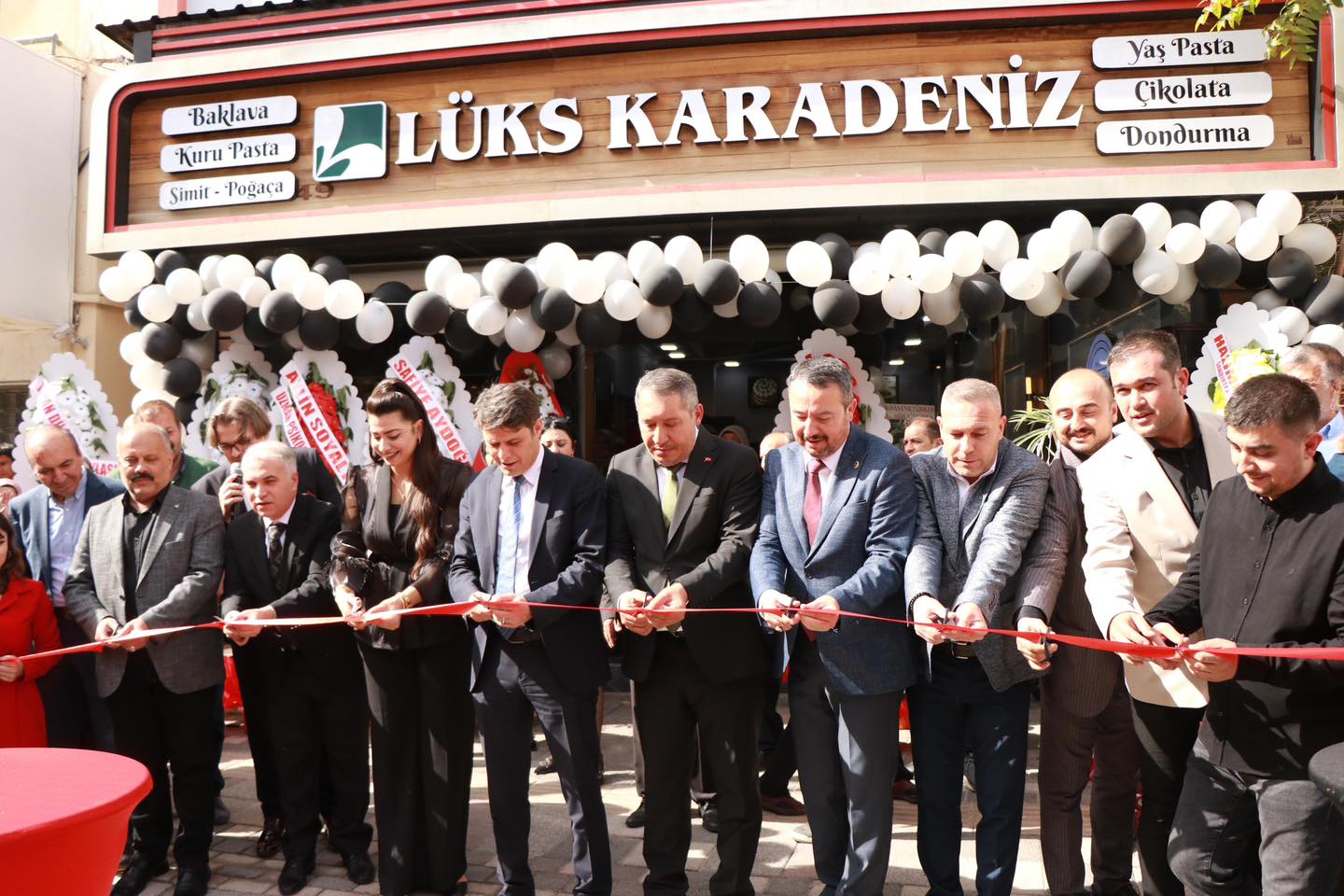 Belediye Başkanları ve Kaymakamlar Pastane Açılışında Bir Araya Geldi