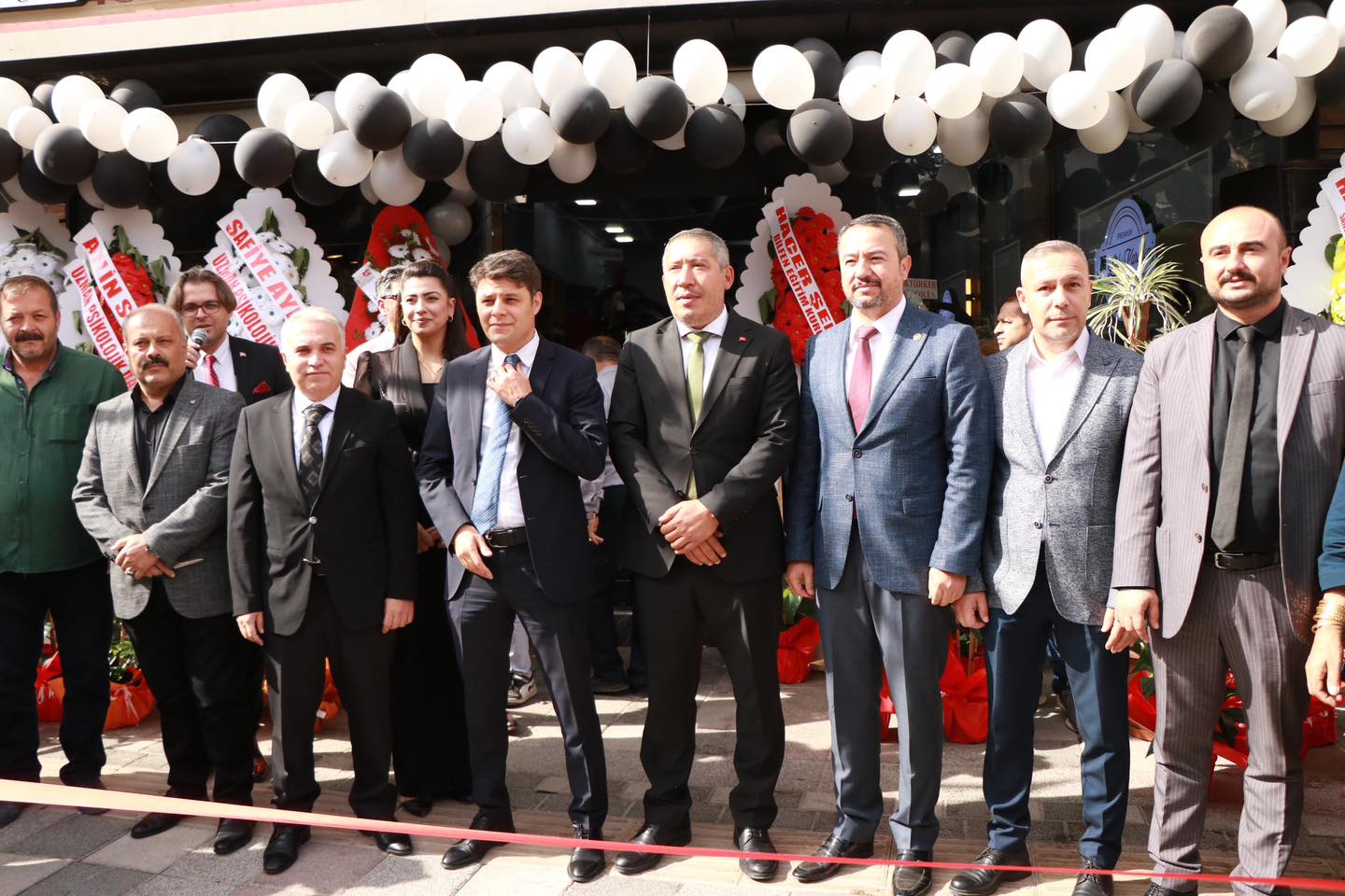 Belediye Başkanları ve Kaymakamlar Pastane Açılışında Bir Araya Geldi