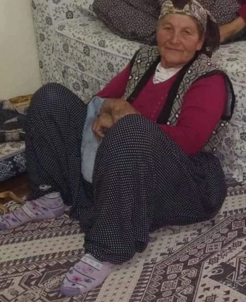 Annesini Bıçaklayıp Bastonla Boğarak Öldürdü