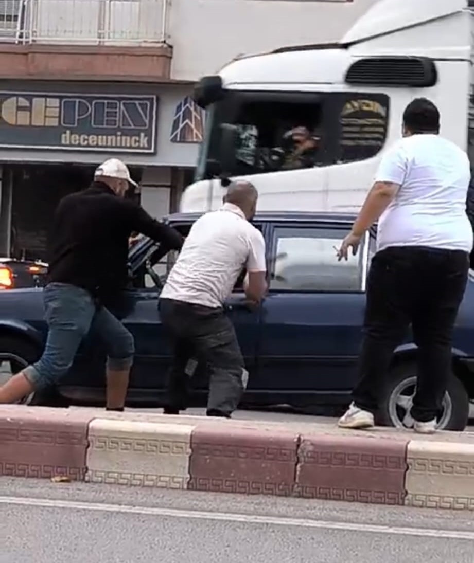 Afyonkarahisar'da Yol Verme Kavgası: Darp Anları Kamerada!