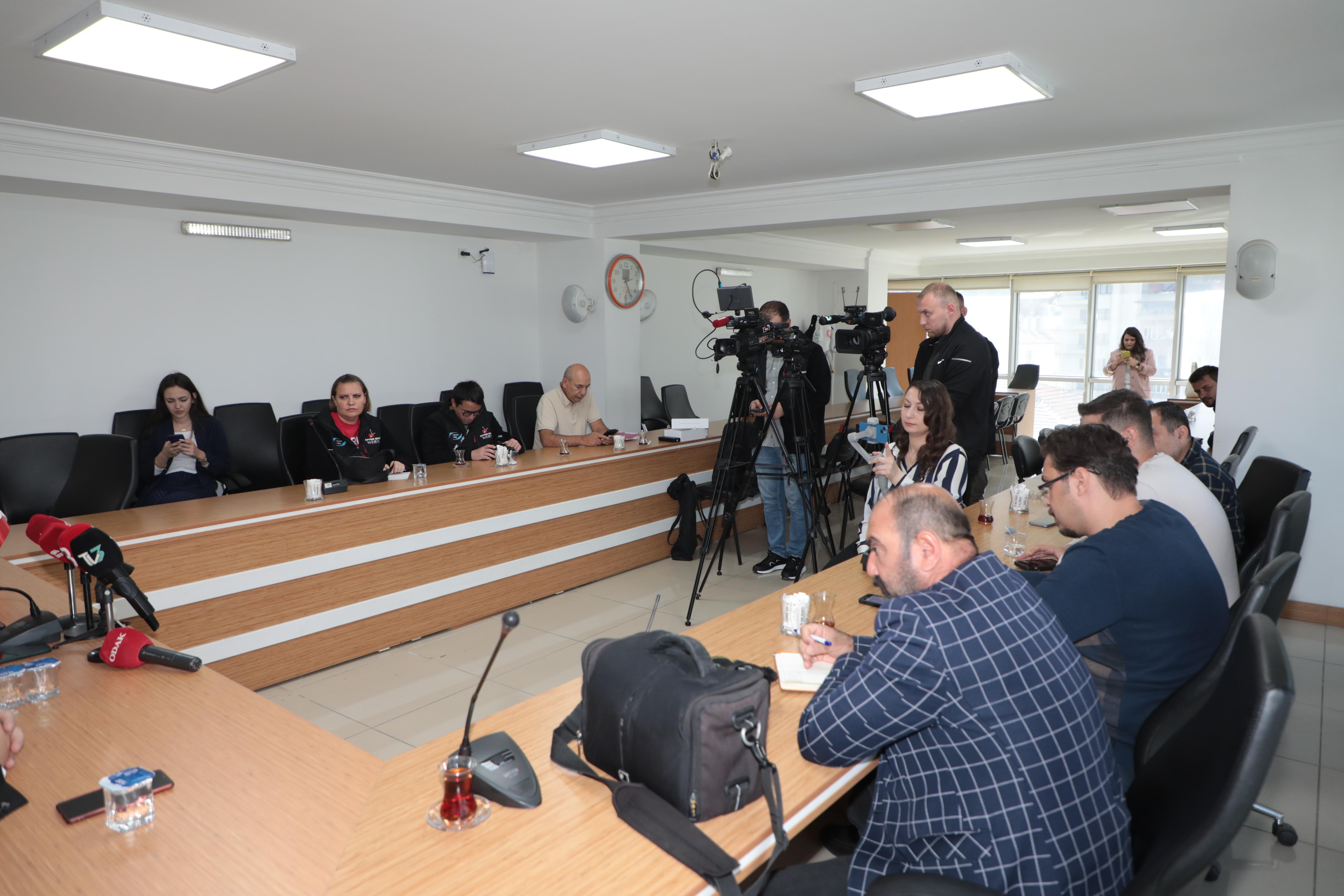 AK Partili Sevim ''Hangisine İnanalım?''