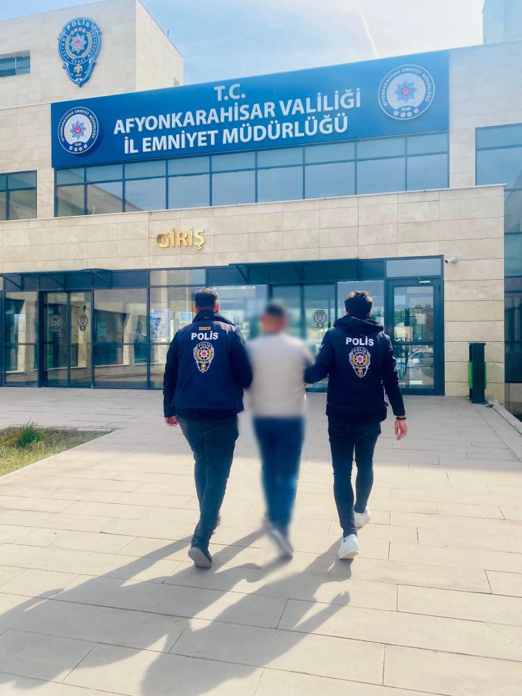 Kent merkezinde yakayı ele verdi!  Nitelikli dolandırıcılık suçundan aranan şahsı polis yakaladı