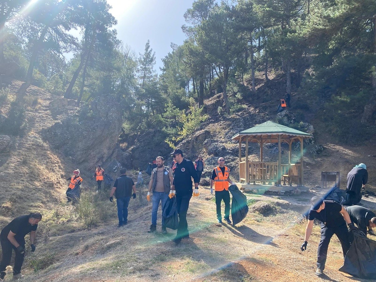 Dinar’daki ormanlık alanlarda çöpler temizlendi
