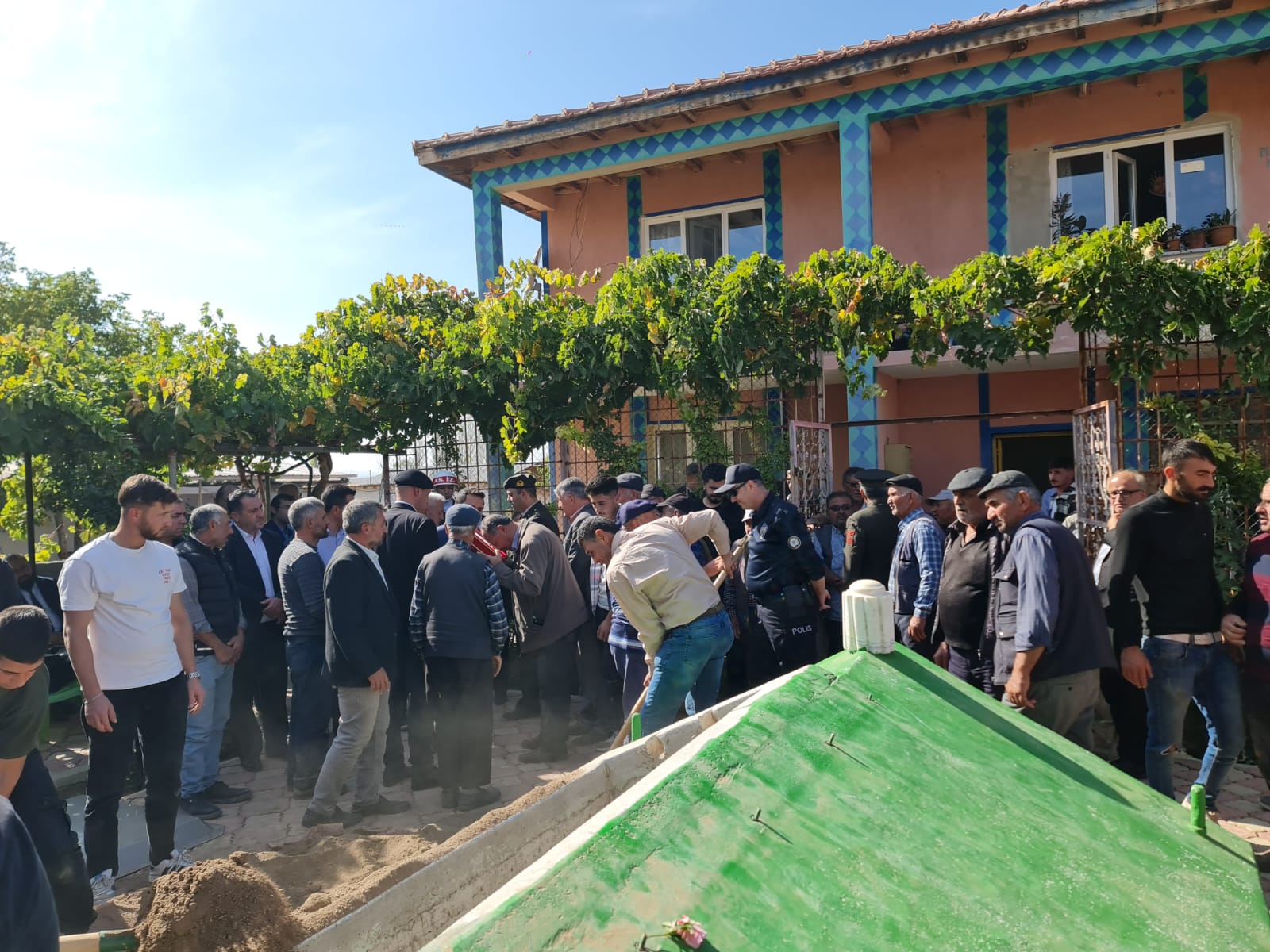 Kendi mezarını 1 yıl önceden evinin bahçesine yaptırmış!  Gazi Seydi Ahmet Gündoğdu Ebediyete Uğurlandı