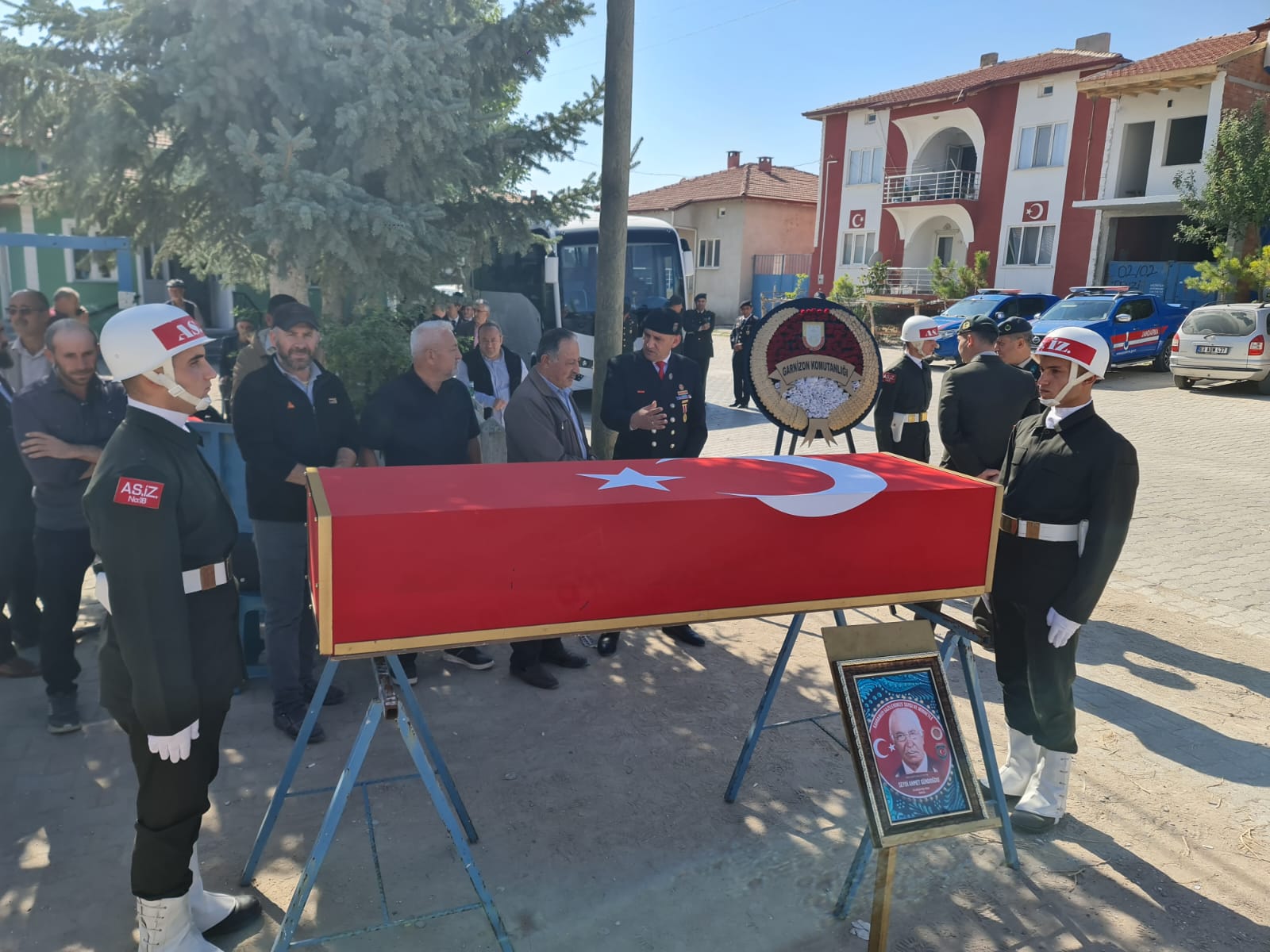 Kendi mezarını 1 yıl önceden evinin bahçesine yaptırmış!  Gazi Seydi Ahmet Gündoğdu Ebediyete Uğurlandı