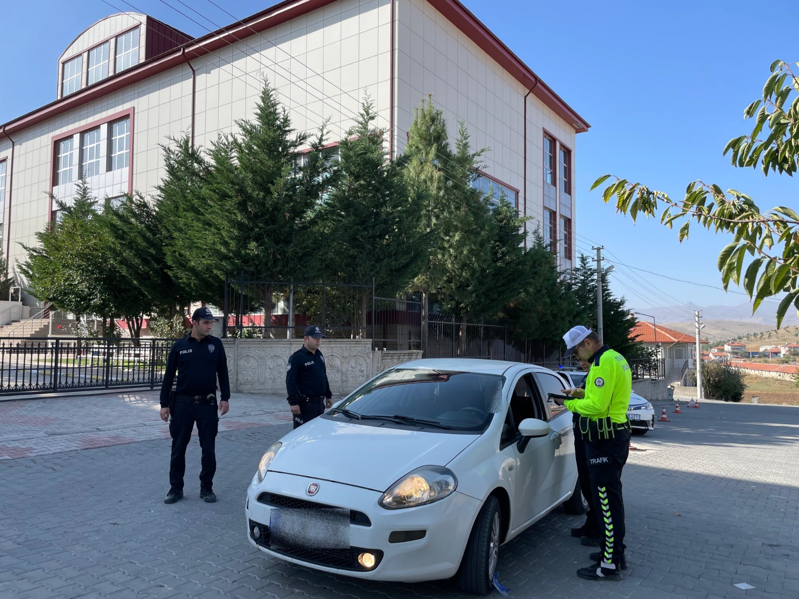Kız Öğrenci Yurtları Çevresinde Güvenlik Uygulamaları Devam Ediyor