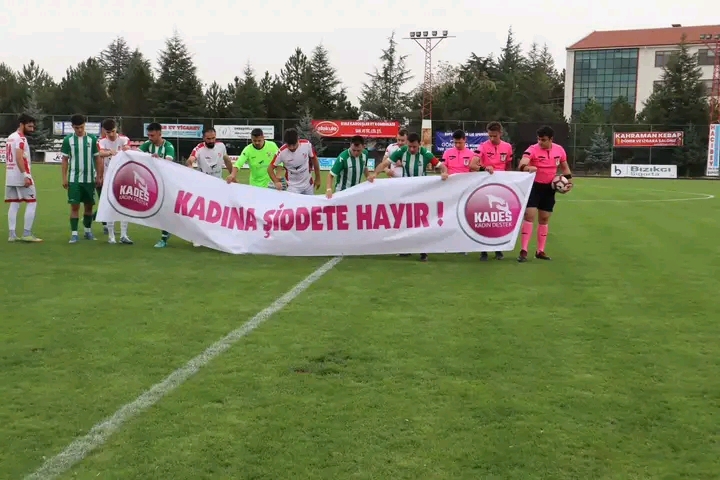 YEŞİL SAHADA ÖRNEK PANKART
