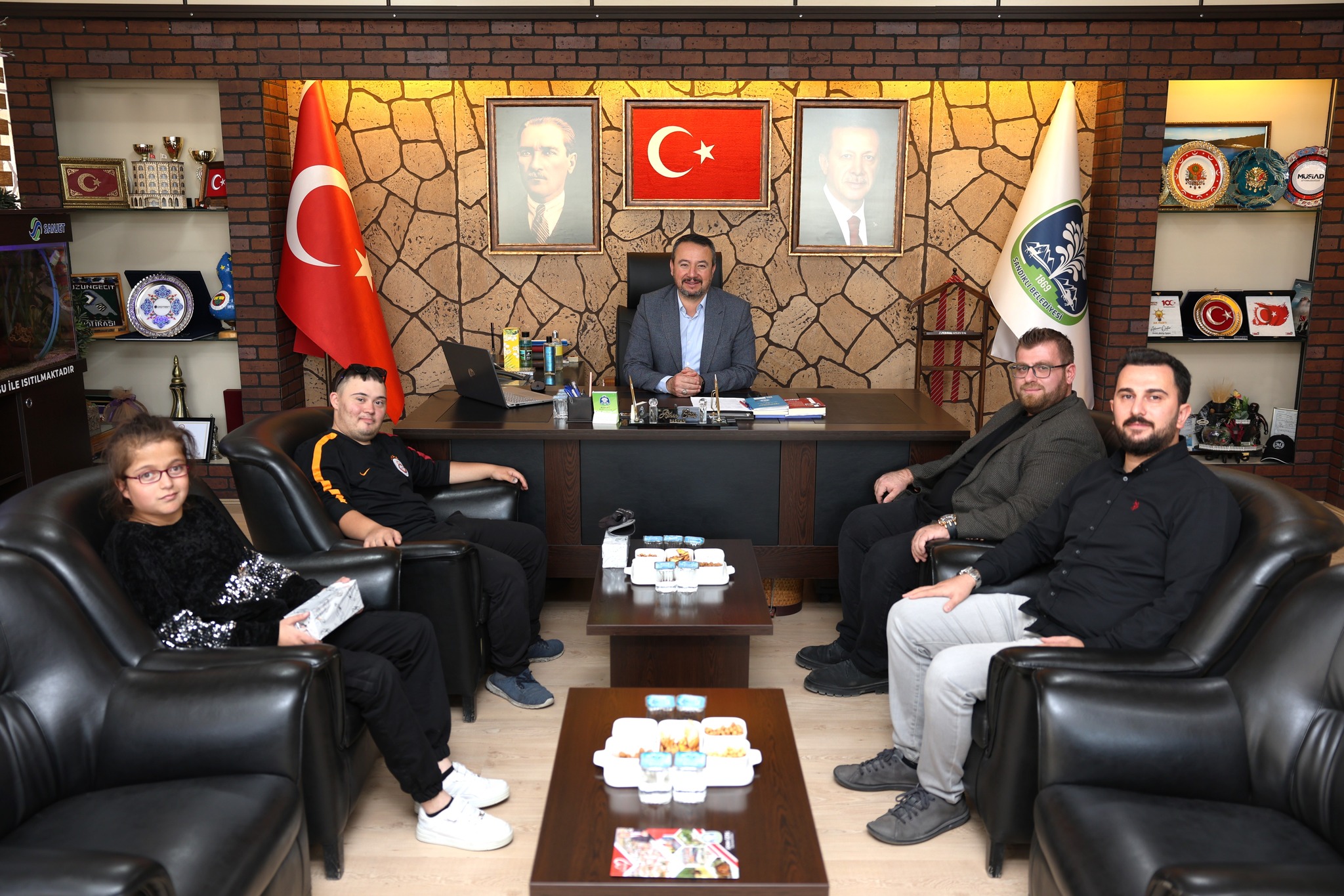 BAŞKAN ÖZTAŞ ÖZÇINAR ÖZEL EĞİTİM OKULU MÜDÜRÜ'NÜ AĞIRLADI