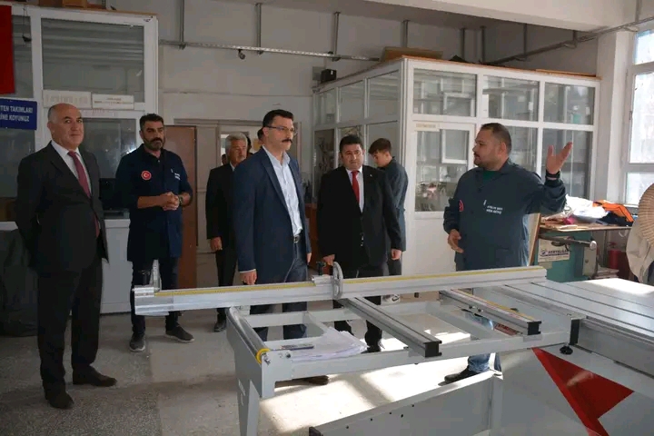 KAYMAKAM AYGÜL İLÇEDEKİ TEKNİK LİSEYİ ZİYARET ETTİ