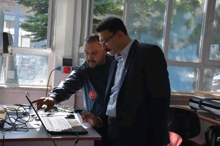 KAYMAKAM AYGÜL İLÇEDEKİ TEKNİK LİSEYİ ZİYARET ETTİ