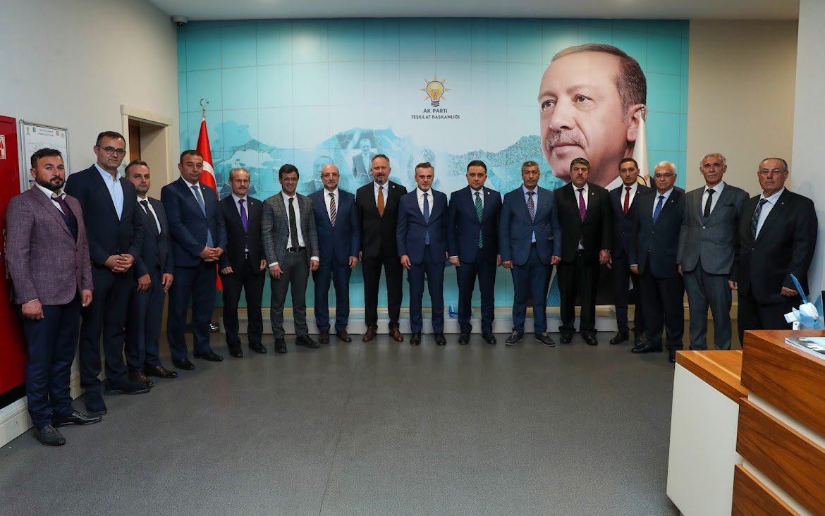 AK PARTİ AFYON'DA DEĞİŞİM RÜZGARI 9 İLÇEYE YENİ BAŞKANLAR ATANDI