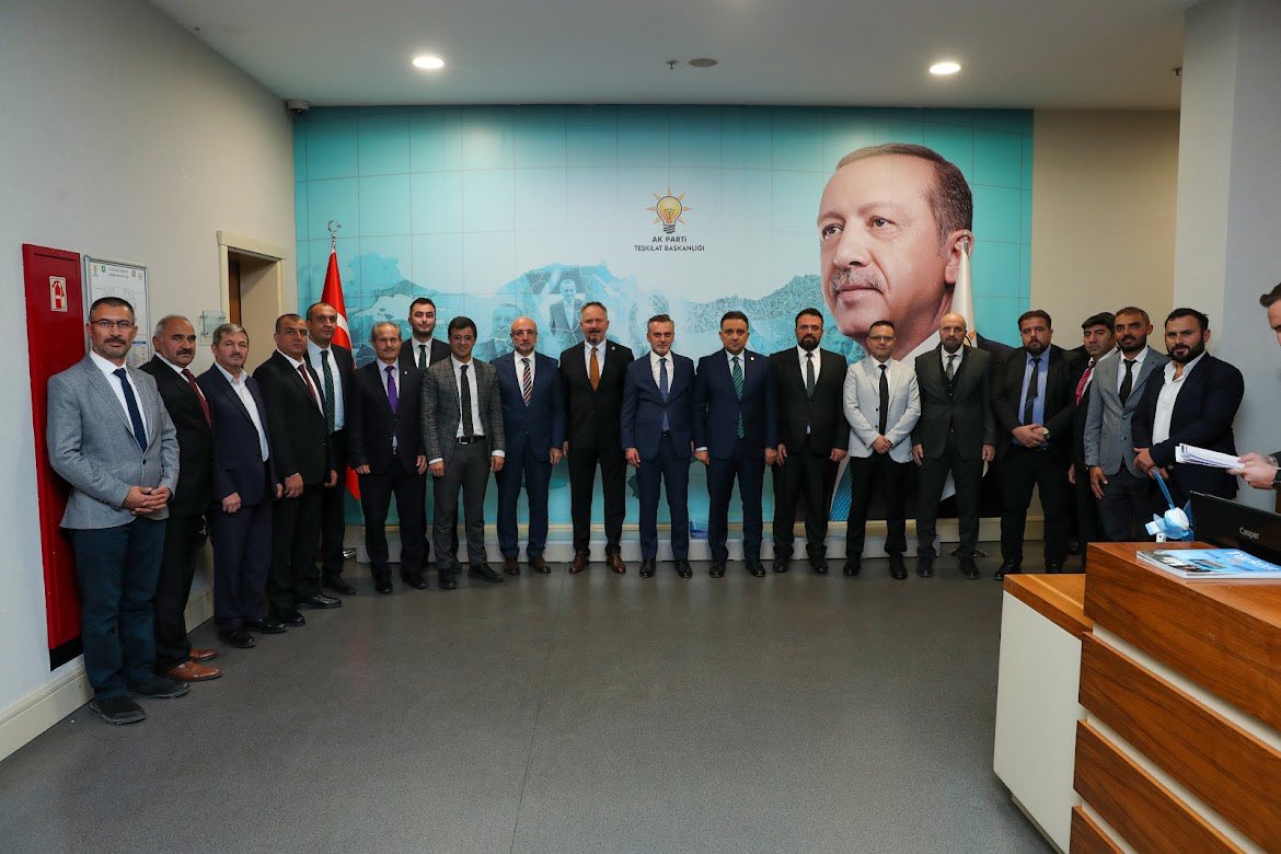 AK PARTİ AFYON'DA DEĞİŞİM RÜZGARI 9 İLÇEYE YENİ BAŞKANLAR ATANDI