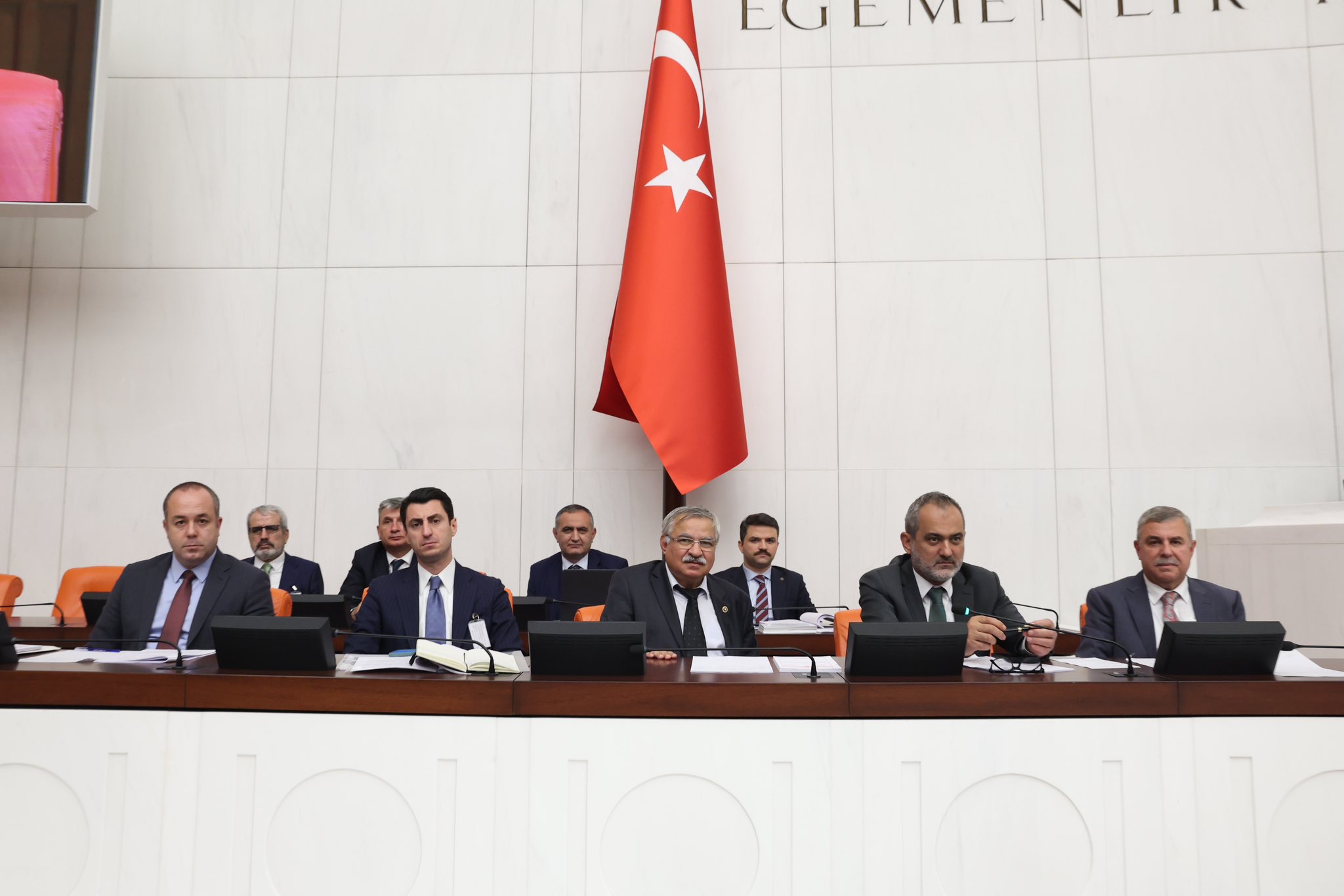 TBMM'DE GECESİNİ GÜNDÜZÜNE KATIYOR AK PARTİLİ ARSLAN'IN YOĞUN MESAİ SÜRÜYOR