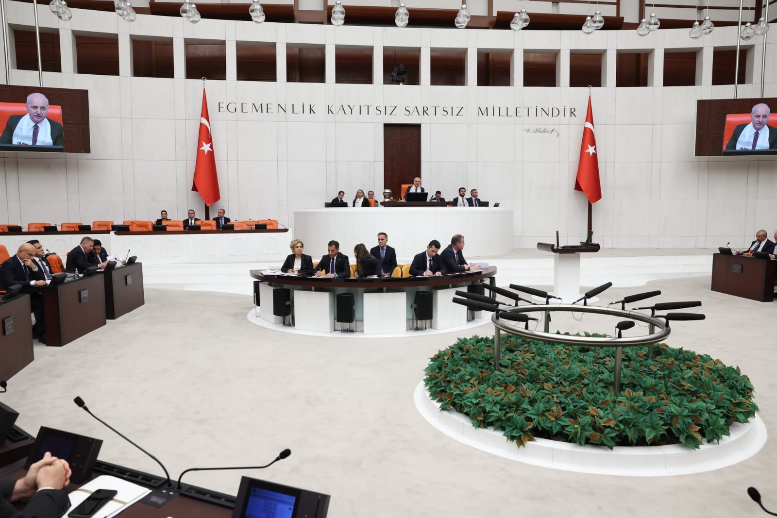TBMM'DE GECESİNİ GÜNDÜZÜNE KATIYOR AK PARTİLİ ARSLAN'IN YOĞUN MESAİ SÜRÜYOR