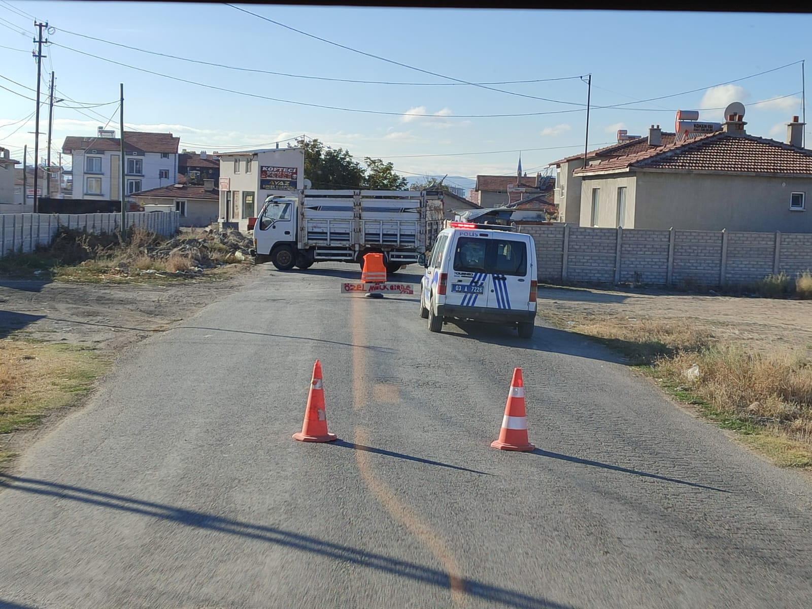 Afyonkarahisar'da Bir Vatandaş "Özel Mülküm" Diyerek Yolu Trafiğe Kapattı