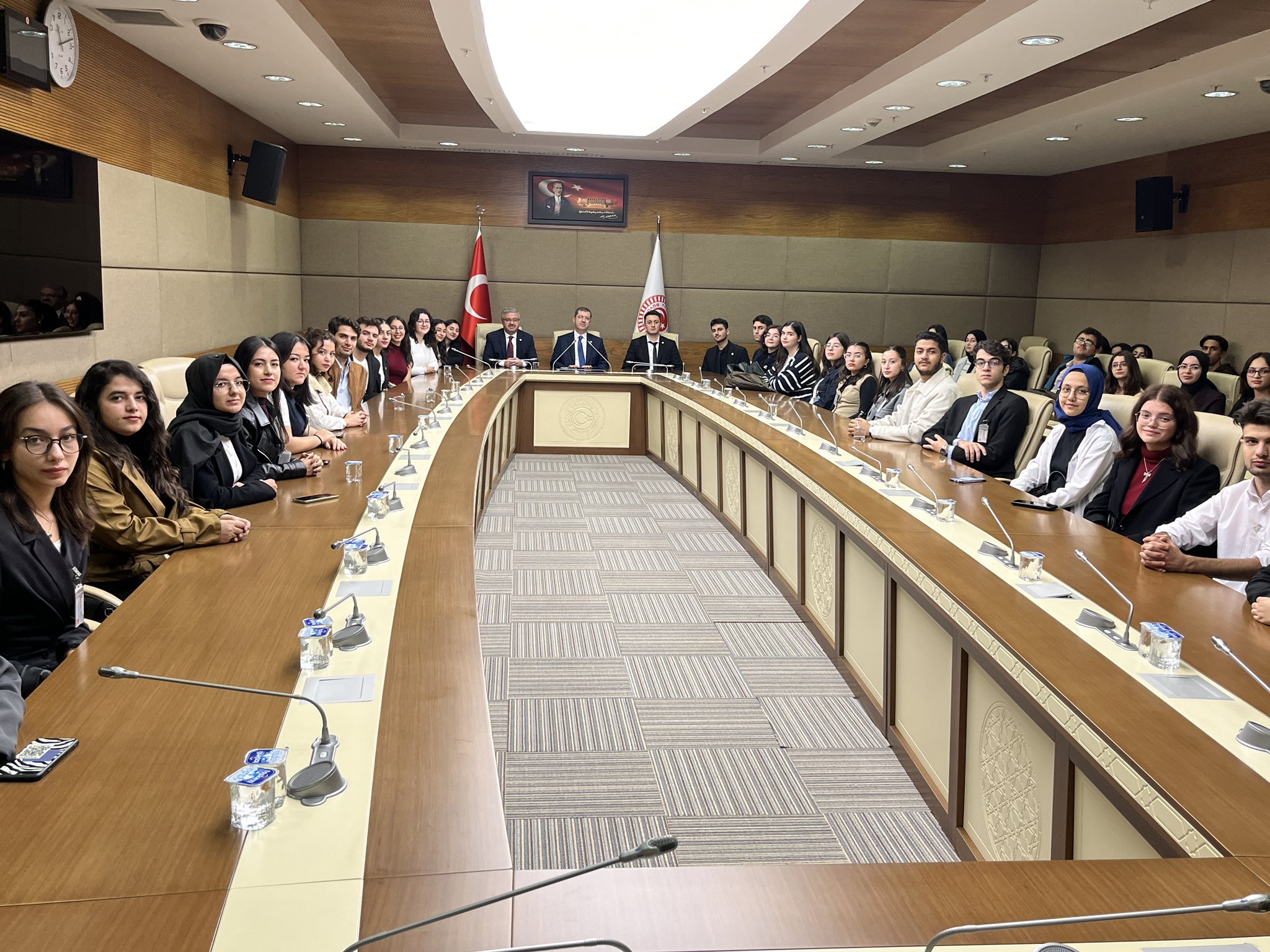 MİLLETVEKİLİ YURDUNUSEVEN ÖĞRENCİLERE TECRÜBELERİNİ ANLATTI