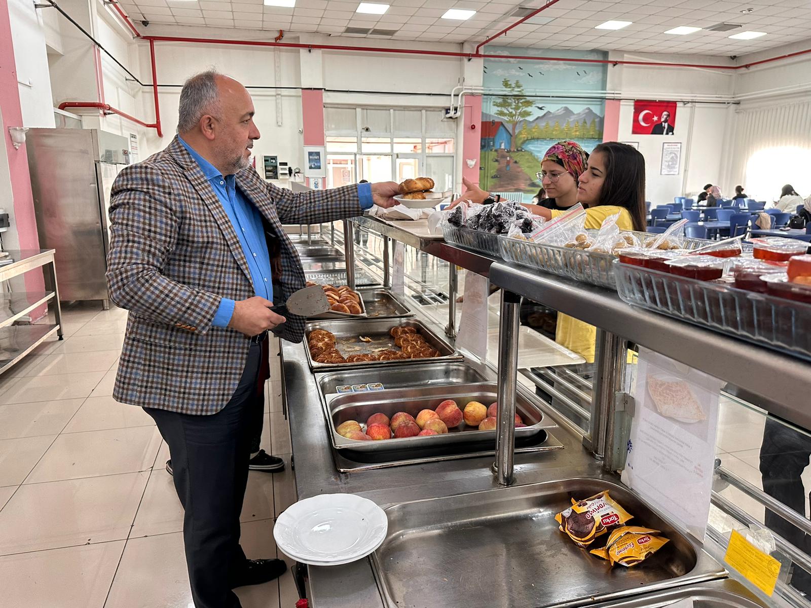 Öğrencilik Yıllarına Geri Döndü Bir Öğrenci Gibi Menüleri Değerlendirdi