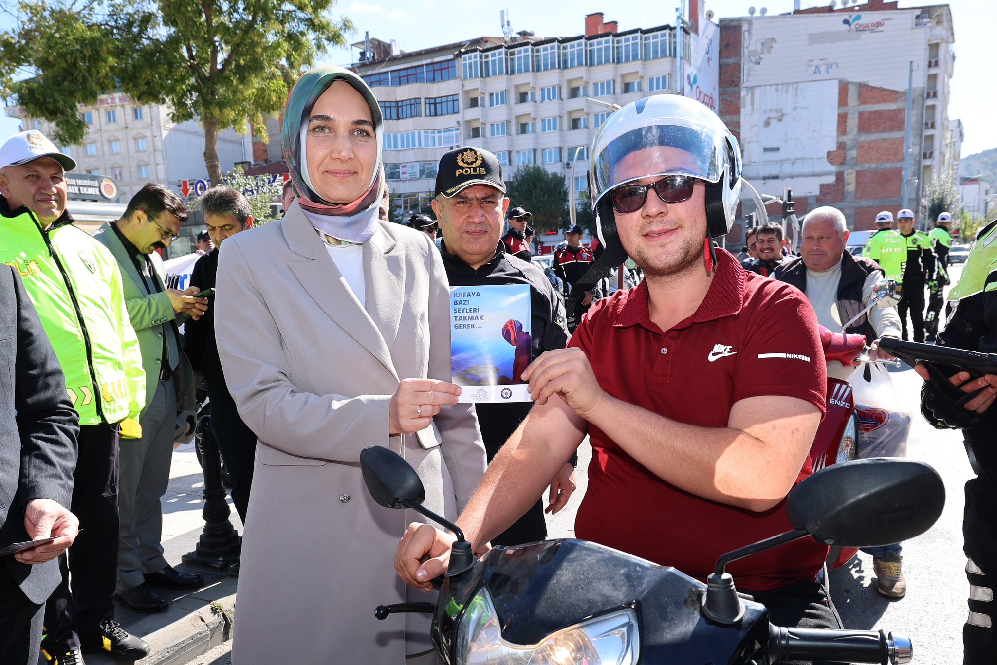 Sürücüler Farkındalığa Ortak Oldu Devlet Ana Kask Dağıttı ve Uyardı