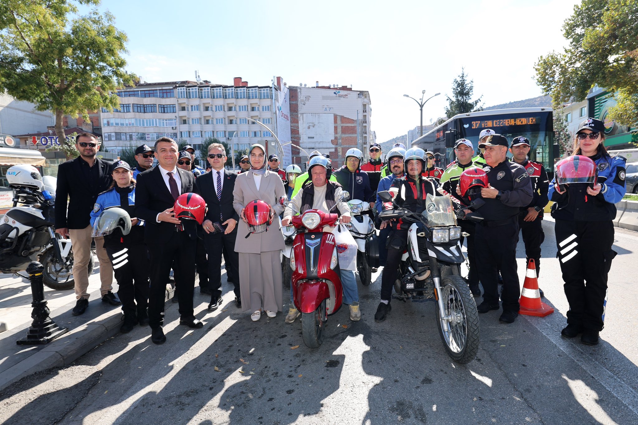 Sürücüler Farkındalığa Ortak Oldu Devlet Ana Kask Dağıttı ve Uyardı